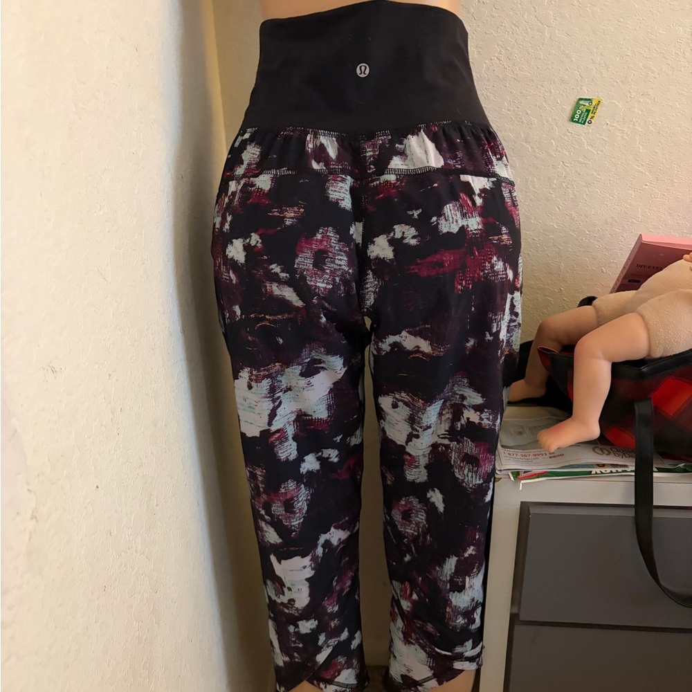 Lululemon Tranquil Crop High Rise Joggers Kara Blossom Multi/Black Pants - Picture 4 of 10